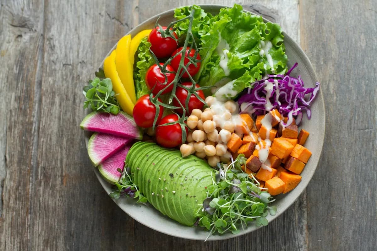 Bunte Bowl mit Avocado, Kichererbsen, Tomaten und Rotkohl