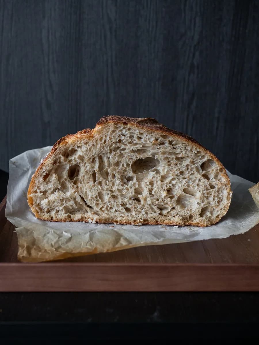 Angeschnittenes Roggenbrot auf dunklem Holz
