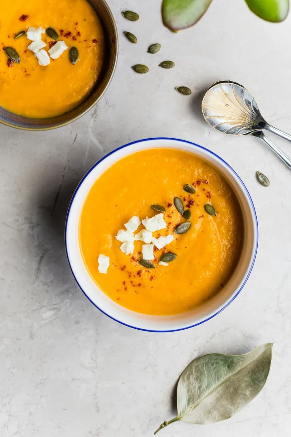 Kürbissuppe mit Feta und Kürbiskernen